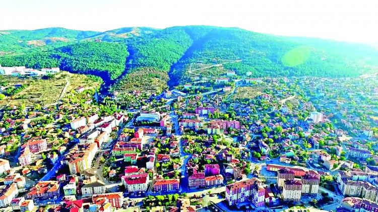 <p><strong>66-YOZGAT</strong><br />
Şehrin asıl ismi Bozok'tur, zaman ile Yozgat şeklinde değiştirilmiştir. Oğuzların Bozok koluna mensup Türklerin bölgeye yerleşmesi ile birlikte bu bölge Bozok olarak anılmıştır. 1800'lü yıllarda ise halk dilinde Yozgat denmeye başlanmıştır. Yozgat ismi otlak kent anlamına da gelmektedir.</p>