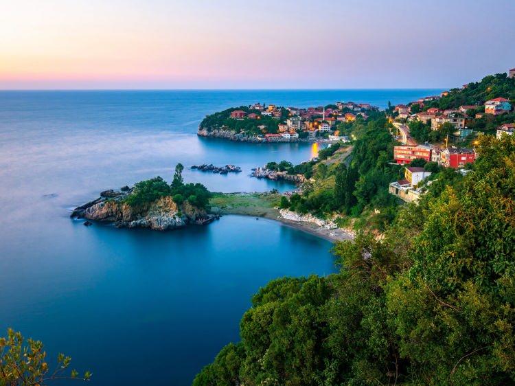 <p><strong>67-ZONGULDAK</strong><br />
Şehir ilk ismini Sandra ismindeki çaydan almıştır. O dönemde şehre Sandraka denmiştir. Zaman içerisinde Zonguldak sözcüğüne evrildiği düşünülmektedir.</p>