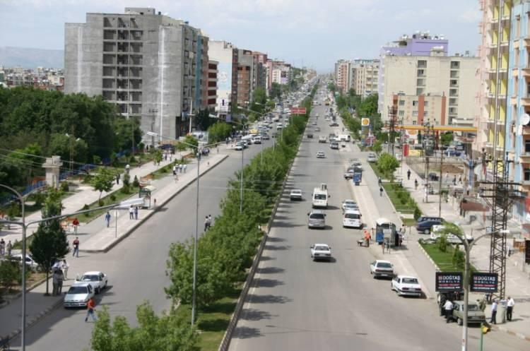 <p><strong>72-BATMAN</strong><br />
İsmini Batman Çayı'ndan alan şehir ilk başlarda bir köydü. Çayın yakınında bulunan Iluh köyüne Batman ismi verilmiştir. Rivayete göre köyün yerlileri bölgenin güneyine kurulan tesislere çok fazla bakıyormuş bu yüzden böyle bir isim verilmiş.</p>