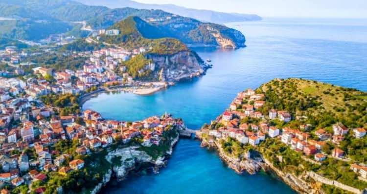 <p><strong>74-BARTIN</strong></p>
<p>Antik çağdaki ismi Parthenios olan şehir zaman içerisinde Bartın şeklinde söylenmeye başlanmıştır. Parthenios isminin verilmesinin sebebi ise, Okenaus'un çocuklarından biri olan sular tanrısı Parthenios'dur. Bölgedeki sulardan ve denizlerden dolayı bu ismin verildiği düşünülmektedir.</p>
<p>Antik çağda, Parthenios adı verilen Bartın Irmağının kenarında kurulan Bartın Kentinin Parthenia adıyla anıldığı ve zamanla Bartın'a dönüştüğü yazılı kaynaklardan anlaşılmaktadır.</p>