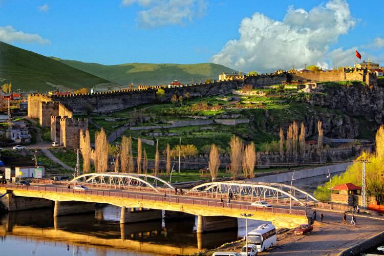 <p><strong>75-ARDAHAN</strong><br />
Şehrin ismi Gürcü kökenlidir. Ardana ve Artani ismi kullanılmış, daha sonrasında bölgeye Osmanlıların gelmesi ile Ardahan denilmeye başlanmıştır.</p>