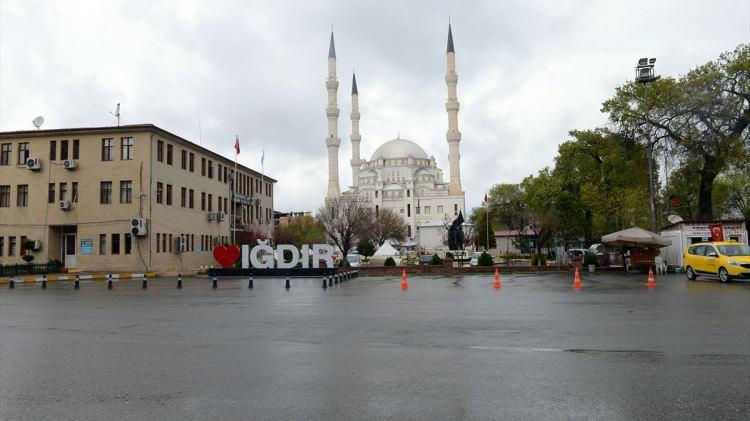 <p><strong>76-IĞDIR</strong></p>
<p>Iğdır ismi 24 Oğuz boyundan biri olan Oğuz Han'ın torunu Iğdır Bey'den gelmektedir. Bölgeyi fetheden Iğdır Bey'in ismi kente verilmiştir.</p>