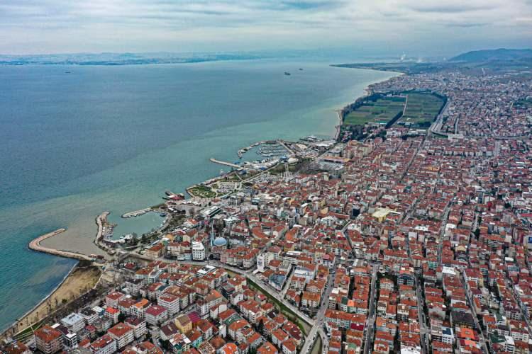 <p><strong>77-YALOVA</strong></p>
<p>Osmanlı döneminde Çiftlikköy'den Çınarcık iline kadar olan bölgeye Yalakabad ismi verilmiştir. Yali, yala kelimeleri kıyı anlamındadır. Zaman içerisinde buranın ismi Yalı ovası olarak anılmış sonra da Yalova'ya evrilmiştir.</p>