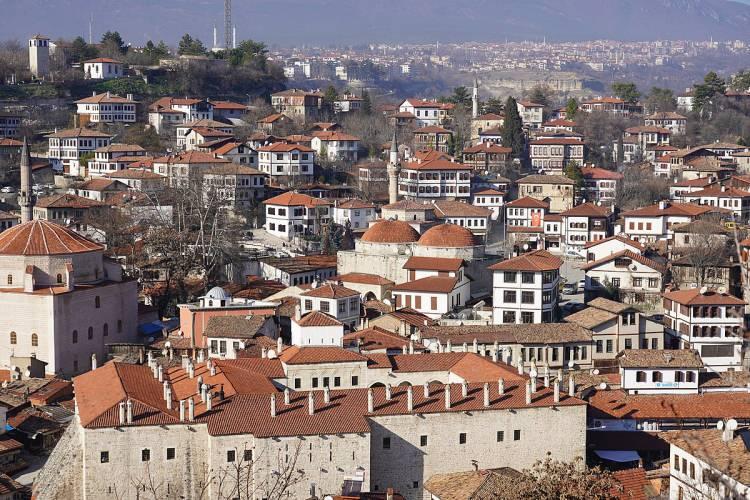 <p><strong>78-KARABÜK</strong></p>
<p>İsmini coğrafi ortamdan alan bu şehir ''kara'' ve ''bük'' kelimelerinin birleşiminden oluşmaktadır. Anlamı kara çalılık yer olarak bilinmektedir.</p>