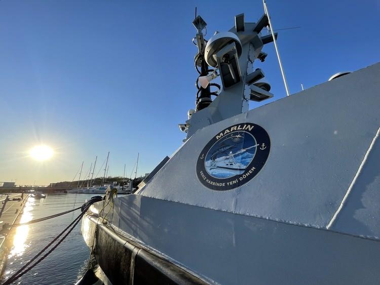 <p>Fuar sırasında sergilenen makette ise TÜBİTAK SAGE tarafından geliştirilen KUZGUN füzelerinin yer aldığı görüldü. İlerleyen süreçte farklı sistemlerin de MARLİN’e entegrasyonu bekleniyor.</p>
