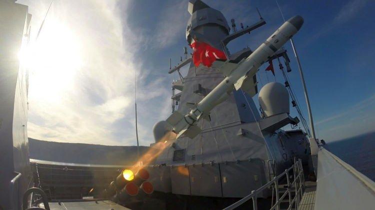 <p>ATMACA Füzesi, 18 Haziran 2021 tarihinde icra edilen diğer bir test esnasında ise yine KINALIADA Korveti’nden ateşlendi ve ilk kez gerçek bir gemi hedefini vurdu. Hedef gemi, ATMACA Füzesi ile vurulduktan sonra battı.</p>
<p> </p>