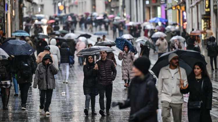 <p>Türkiye’nin en kalabalık ili İstanbul, 2023'te nüfusu 15 milyon 655 bin 924 kişiye gerilese de 131 ülkeyi geride bıraktı.</p>
