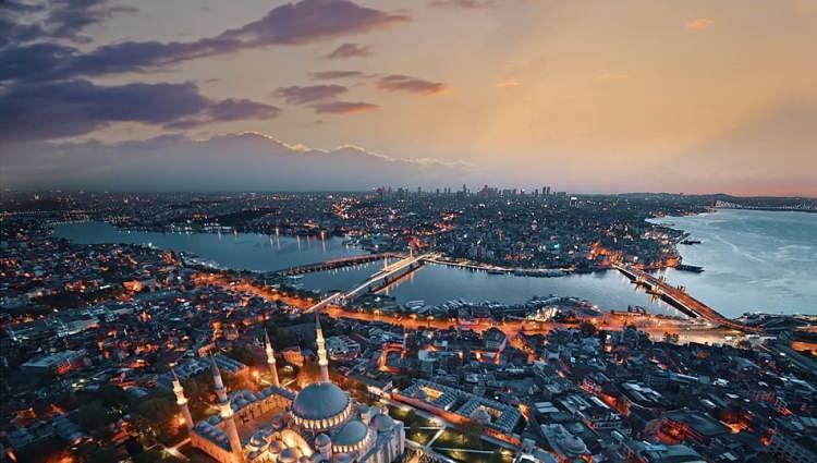 <p><span style="color:#B22222"><strong>İSTANBUL AVRUPA'NIN EN KALABALIK ŞEHRİ OLDU</strong></span></p>

<p> </p>

<p>Türkiye'nin toplam nüfusunun yüzde 18,34’ünü barındıran şehirde 7,80 milyon erkek ve 7,84 milyon kadın yaşıyor.</p>

<p> </p>

<p>Avrupa’nın da en kalabalık şehri olan İstanbul, geçen yıl nüfusta yaşanan gerilemeye rağmen 131 ülkeden daha fazla kişiye ev sahipliği yaptı.</p>
