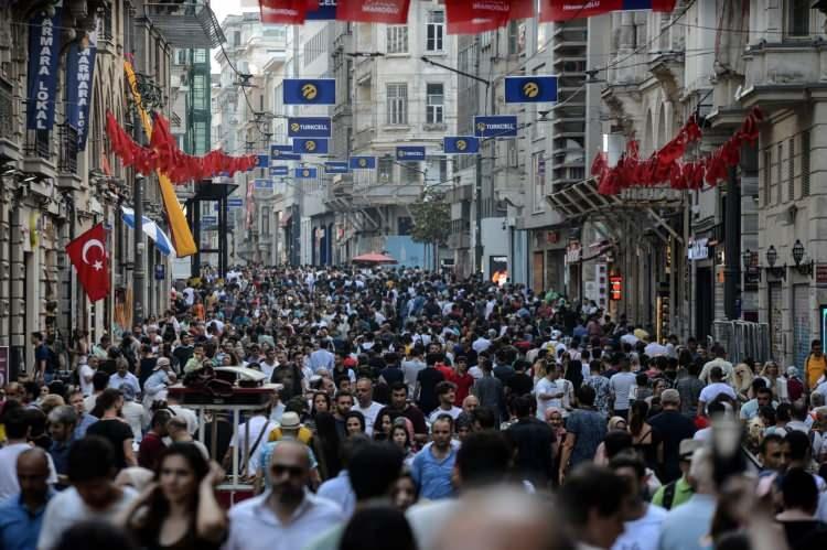<p>TÜİK bu hafta nüfusa ilişkin verileri açıkladı. Türkiye'de ikamet eden nüfus, 31 Aralık 2023 itibarıyla bir önceki yıla göre 92 bin 824 kişi artarak 85 milyon 372 bin 377 kişi oldu.</p>
