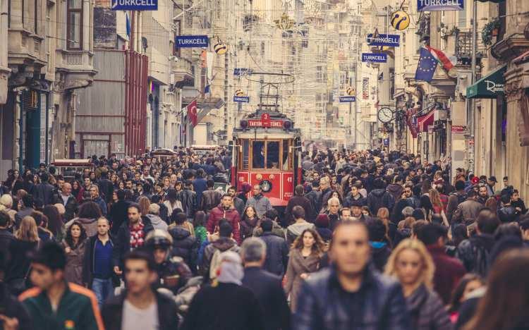 <p><span style="color:#B22222"><em><strong>TÜİK'in son verilerine göre, 2023'te İstanbul'un nüfusu bir önceki yıla kıyasla 252 bin 27 kişi azalarak 15 milyon 655 bin 924 kişiye düştü. Ancak İstanbul'un nüfusunun azalmasına rağmen, şehirde yaşayanların aslen nereli olduğu merak konusu. İstanbul'da en çok nereli var ve İstanbul'da en çok hangi memleketten insan yaşadığı gündeme geliyor. Peki, İstanbul'da en çok nereli var? İstanbul'da en çok hangi memleketten vatandaş var?</strong></em></span></p>

<p> </p>
