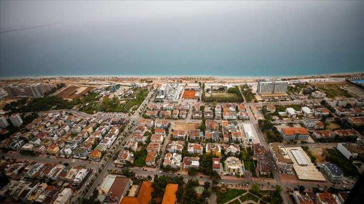 <p>Antalya’da 2020 yılında 94 bin olan yerleşik yabancı nüfus 2021’de 136 bin 946’ya, 2022’de 172 bin 487'ye yükseldi.</p>