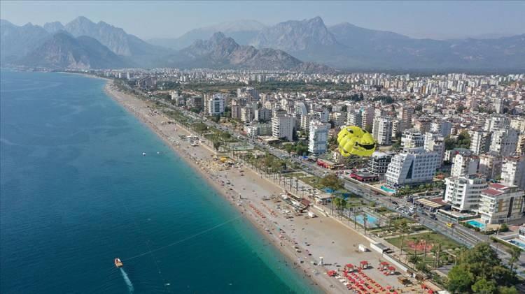 <p>Özellikle Rusya ve Ukrayna’dan yaşanan göç sonrası yabancı nüfusun iki yılda iki kat artması nedeniyle Antalya’da konut ve kira fiyatları astronomik düzeyde arttı.</p>
<p> </p>