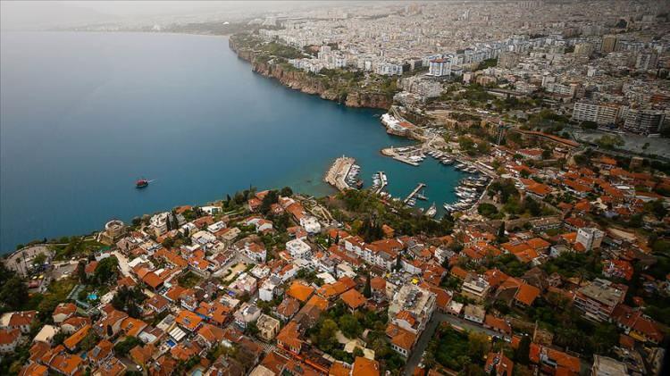 <p>Antalya’da konut fiyatlarında dolar bazında yaşanan artışlar, 2023 yılında Rusya ve Ukrayna’dan gelen göçmenleri de etkiledi.</p>
<p>Antalya’da konut ve kira fiyatlarındaki artışı durdurmak amacıyla 10 mahallenin yabancıların ikamet iznine kapatılması, diğer mahallelerde de ikamet izni bitenlerin sürelerinin uzatılmaması nedeniyle Ruslar, başka ülkelere göç etmeye başladı. Son 1 yılda Antalya’daki yerleşik yabancı nüfusta 40 bin azalma yaşandı.</p>