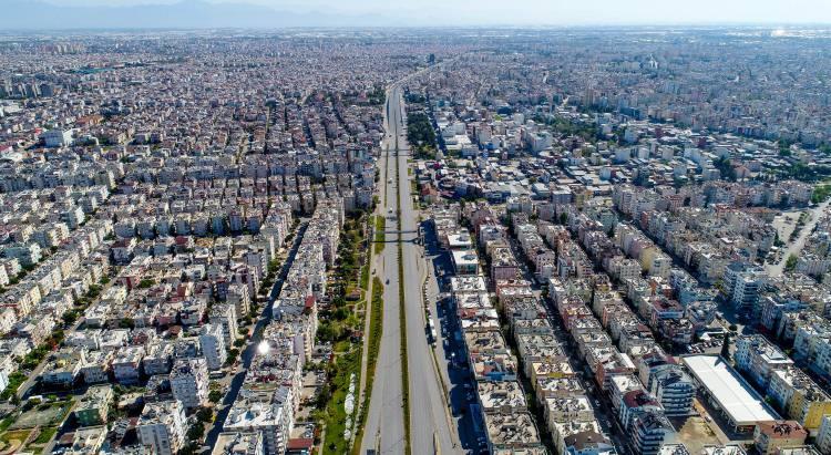 <p> </p>
<p>2022’nin kasım ayında Rusya’dan Antalya’ya gelen iki çocuklu Tsidenova ailesi, önceki günlerde oturum izinlerinin uzatılmaması nedeniyle Antalya’dan Dubai’ye taşındı.</p>
<p> </p>
<p>1,5 yıl Konyaaltı’nda ikamet ettiklerini belirten Elena Tsidenova, Uncalı Mahallesi’nde bin 500 dolar kira ödediklerini, şu an Dubai’de bin 500 dolara daha lüks bir evde oturduklarını dile getirdi.</p>
<p> </p>
<p>Tsidenova, Antalya’da ikamet izni uzatılmadığı için ayrılmak zorunda kaldıklarını kaydetti.</p>