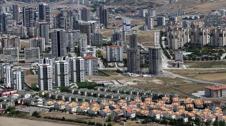 <p>Son dönemde Antalya’da ikamet eden yabancı sayısındaki düşüşün emlak sektörünün yanı sıra kafe, restoran ve diğer birçok sektöre yansıdığını dile getiren Zehra Arslan, “Yabancılar için Avrupa’dan ve Dubai’den daha pahalı bir şehir olmaya başladı. O yüzden insanlar o tarafları tercih ediyor. Örneğin bizde yüzde 50 oranında düşüş yaşandı. Yabancılara oturumun verilmesi zorlaştırıldığı için artık insanlar daire fiyatlarında düşüşe gitmeye başladı. O yüzden çok büyük indirimler yapılıyor. Özellikle yeni projelerde veya daire kiralamalarında yine indirimler yapılıp daha makul fiyatlara çekiyorlar. Yaklaşık yüzde 15- 25 civarında düşüş var.” dedi.</p>