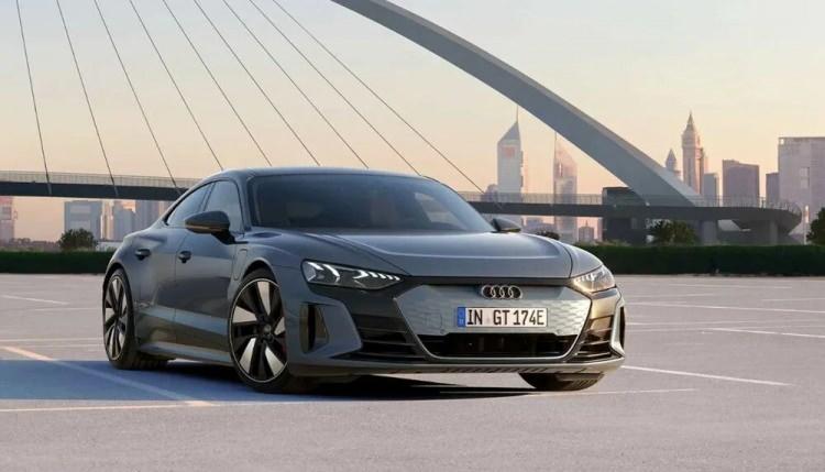 <p>Audi e-Tron GT quattro - 8.713.842 TL</p>
