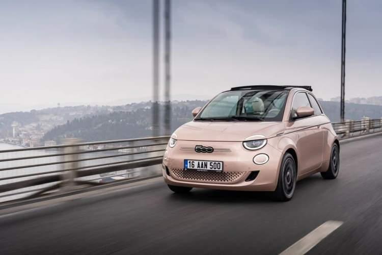 <p><strong>FİAT</strong></p>
<p> </p>
<p>500e La Prima by Bocelli HB - 87kW / 118HP - 42 kWh - Otomatik- 1.435.900 TL</p>
<p><br />
<br />
- 500e La Prima by Bocelli 3+1 - 87kW / 118HP - 42kWh - Otomatik - 1.465.900 TL</p>
<p> </p>
<p>- 500e La Prima by Bocelli Cabrio - 87kW / 118HP - 42kWh - Otomatik - 1.500.900 TL</p>