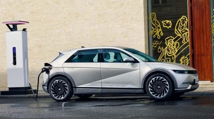 <p>HYUNDAİ IONIQ 5 -</p>
<p> </p>
<p>125 kW 4x2 Progressive Elektrik Otomatik - 1.915.000 TL</p>
<p> </p>
<p>- 239 kW 4x4 Progressive Elektrik Otomatik - 2.990.000 TL</p>