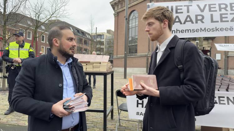 <p>Etkinlikte, meydandan geçenlere ücretsiz Hollandaca mealli Kur’an-ı Kerim hediye edildi ve İslam’ı anlatan broşür dağıtıldı.</p>

<p> </p>
