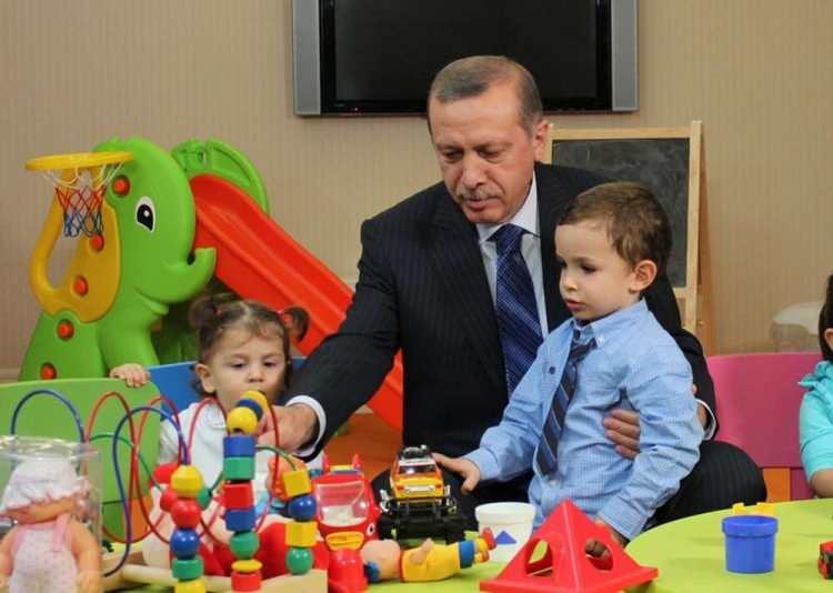 <p>Cumhurbaşkanı Recep Tayyip Erdoğan'ın yıllardır tavsiye ettiği "En az 3 çocuk yapın" sözü, Cumhuriyet'in ilk yıllarında Atatürk tarafından "En az 6 çocuk" olarak dile getirilmişti. Genç cumhuriyet, gazete ve dergiler aracılığıyla "Çok Çocuk" kampanyaları düzenlemiş, TBMM en az 6 çocuklu ailelere nakdi yardım yapmış, eğitimde ayrıcalıklar sağlamış, bazı vergilerden muaf tutmuş, bu yolla nüfusu artırmak için çabalamıştı. Marmara Üniversitesi'nden Prof. Dr. Cemalettin Şahin, cumhuriyetin ilk yıllarındaki nüfus politikalarını Sabah gazetesinden Göksan Göktaş'a konuştu.</p>

<p> </p>
