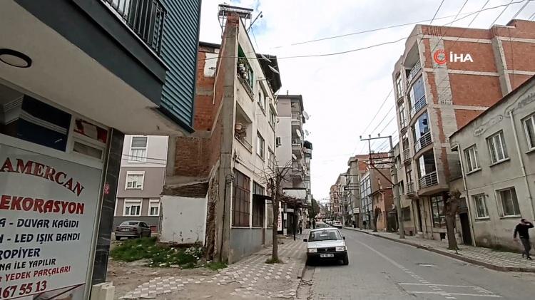 <p><strong>Önden baktığımızda burada gayet mütekamil bir bina olduğunu sanıyorduk ama geçince baktım siz de şimdi görüyorsunuz. </strong></p>
