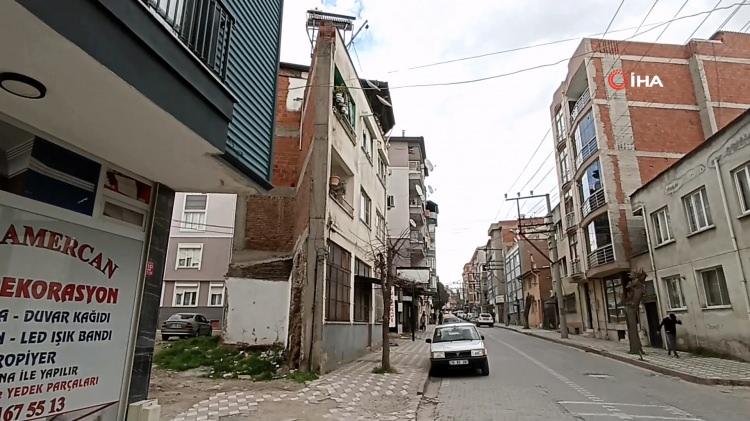 <p>Bölgenin acilen bir kentsel dönüşüme ihtiyacı olduğunu ifade eden Öztürk,<strong> “Şimdi bu bölge eskiden kalan işte kerpiç ahşap binaların yerine betonarme yeni binaların yapıldığı ve müteahhit marifetiyle kentsel dönüşümün resen sağlandığı bir bölge. Yani burayı yerel belediyenin Ankara'nın da desteğini almak suretiyle yeniden planlamasında ve ona göre bir kentsel dönüşüm çabasına girmesinde fayda var” </strong>dedi.</p>

<p> </p>
