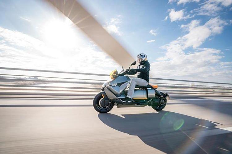 <p><span style="color:#B22222"><strong>İLK DEFA OTOMOBİL KADAR MOTOSİKLET SATILDI</strong></span></p>
<p> </p>
<p>TÜRKİYE’de motosiklet pazarı geçtiğimiz yıl tıpkı otomobil pazarında olduğu gibi tarihi bir yıl yaşadı.</p>
<p> </p>
<p><strong>Motosiklet Endüstrisi Derneği’nin (MOTED) açıkladığı verilerine göre, 2023 yılında motosiklet satışları bir önceki yıla kıyasla yüzde 130.4 artarak 957 bin 282 adet olarak gerçekleşti</strong></p>