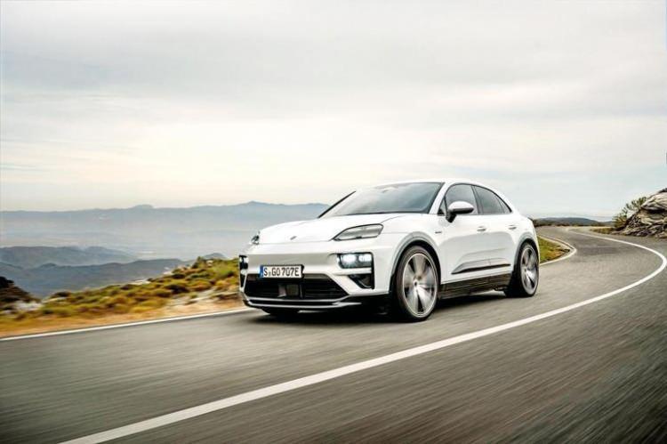 <p><span style="color:#B22222"><strong>‘AVRUPA BENZİNLİ ARAÇ YASAĞINI ERTELEYEBİLİR’</strong></span></p>
<p> </p>
<p>PORSCHE Mali İşler Direktörü Lutz Meschke, Avrupa’nın 2035 yılına kadar yeni içten yanmalı motorlu otomobillerin satışını aşamalı olarak durdurma planının ertelenebileceğini söyledi.</p>
<p> </p>
<p>Bloomberg’in haberine göre, çıkış tarihi birkaç kez ertelenen elektrikli Macan için geçtiğimiz hafta Singapur’da düzenlenen toplantıda konuşan Lutz Meschke, <strong>“İçten yanmalı motorun sonuyla ilgili şu anda pek çok tartışma var.</strong> Gecikebileceğini düşünüyorum” ifadelerini kullandı.</p>