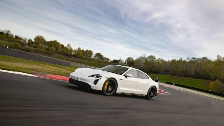 <p>Diğer yandan, Porsche’nin Premium Elektrik Platformu’nda yükselen ilk modeli Macan, 800 Volt mimarisiyle tasarlanmış ve 100 kWh kapasiteli yüksek voltajlı bataryasıyla tanıtıldı. Yeni Macan, şehir içinde 784 km’ye kadar menzil sunuyor.</p>
