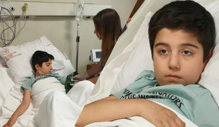 <p><span style="color:#B22222"><em><strong>İstanbul'da 9 yaşındaki otizmli Harun Duman, kusma şikayetiyle hastaneye kaldırıldı. Yapılan kontrollerde, bağırsağından 13 tane mıknatıs çıkan Duman, doktorları bile şoka uğrattı. Apar topar ameliyata alınan Duman'ın sağlık durumuyla ilgili açıklama yapan Opr. Dr. Mehmet Çakmak, talihsiz çocuğun ölümden döndüğünü açıkladı!</strong></em></span></p>
