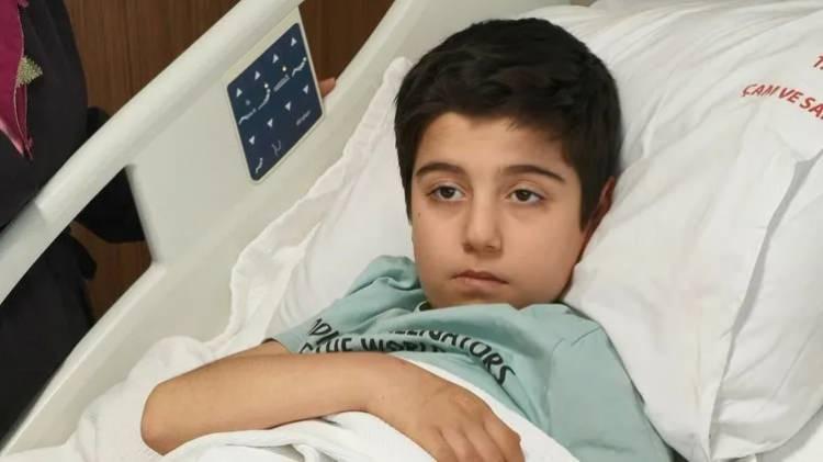 <p>İstanbul'da yaşayan 9 yaşındaki otizmli Harun Duman, geçtiğimiz günlerde rahatsızlandı. Mide bulantısı şikayetiyle hastaneye kaldırılan Harun Duman iğne yapılarak ve ilaç yazılarak eve yollandı. Cumartesi gecesi saat 01.00 sıralarında Başakşehir Çam ve Sakura Şehir Hastanesi'ne sevk edilen çocuğa çekilen röntgen sonrası teşhis koyan doktorlar, şoke eden manzarayla karşılaştı.</p>

<p> </p>
