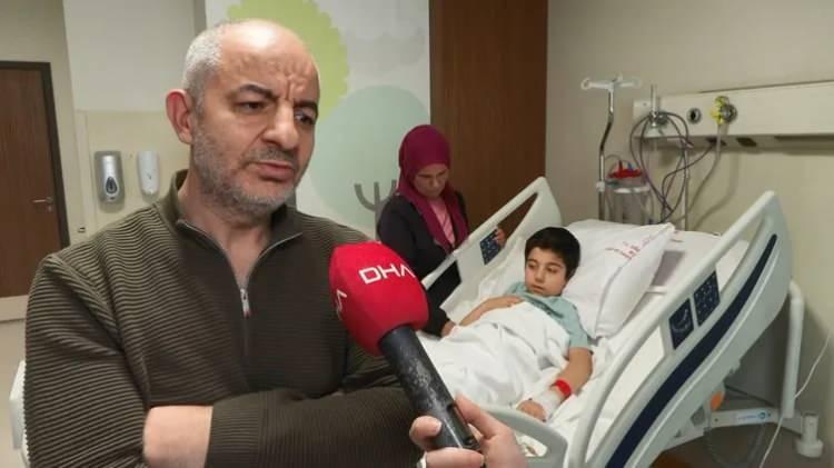 <p>O sırada bağırsağında bir yapışıklık meydana gelmişti. Muhtemelen mıknatısları saatler öncesinden yutmuştu zaten. Mıknatısların sayısı röntgende tam belli olmuyordu, biz dokuz tane saymıştık. Harun'u acil ameliyata aldık. Ameliyatını kapalı yöntemle yaptık ve bağırsaklarından 13 tane mıknatıs çıkardık. Çıkardığımız mıknatıslar renkli boncuk gibilerdi. Çocukların dikkatini çeken cinsten mıknatıslardı. Ailenin öyküsüne göre Harun'un cuma günü kusma şikayeti varmış. Bu mıknatısları cuma günü yutmuş olabilir. Tam olarak emin olamıyoruz ama 6- 8 saatin geçmiş olması lazım, çünkü mıknatıslar kalın bağırsağa kadar ilerlemişti.</p>

<p> </p>
