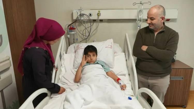 <p><strong>Ameliyatımız ortalama 2 buçuk 3 saat kadar sürdü. Mıknatıslar Harun'un bağırsağında iki noktada delinmeye sebep olmuştu. Birincisi 12 parmak bağırsağından itibaren bir 30 santimetrede bir mıknatıs, diğeri de kalın bağırsağın çıkan kısmında olan birbirine yapışmış 12 tane mıknatıs vardı. Bunlar her iki bağırsakta da delinmeye sebep olmuştu. Biz bu mıknatısları çıkardıktan sonra bağırsakları tekrar dikerek onarmak durumunda kaldık. Ameliyatımız da başarılı geçti. Harun'un kontrolleri de oldukça iyi geçiyor. Bir sıkıntı yaşamazsak iki gün sonra Harun'u taburcu edeceğiz. Buradan aileleri uyarıyorum, bu mıknatısları eve sokmamak lazım. Çocuklar için farklı oyuncaklar tercih etmeliyiz. Mıknatısları çocukların eline kesinlikle vermeyelim. Aileleri bu konularda hassas davranmaları konusunda tekrar uyarmış olalım" </strong>diye konuştu.</p>

<p> </p>
