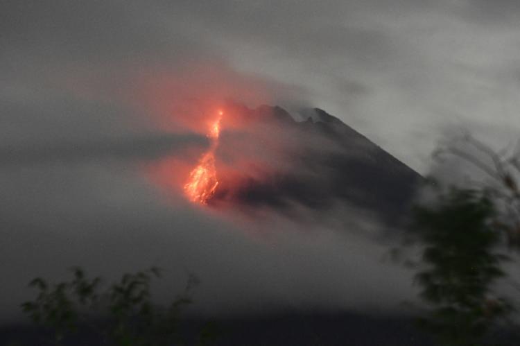 <p>Endonezya'nın Cava Adası'ndaki Yogyakarta kentinde bulunan Merapi Yanardağı'nda, volkanik hareketlilik devam ediyor. </p>