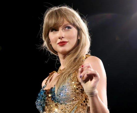 <p>Dünyaca ünlü pop yıldızı Taylor Swift bir üniversite öğrencisini hedef aldı ve tehditler savurdu.</p>
