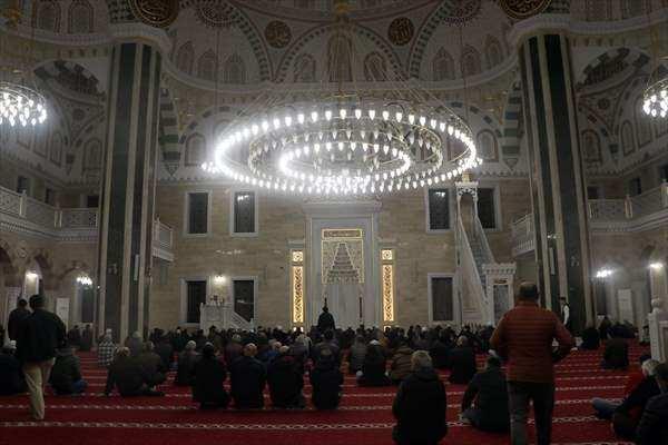 <p>KOCAELİ</p>
<p>Kocaeli'de kandil dolayısıyla başta tarihi Fevziye, Yeni Cuma ve Orhan Camileri olmak üzere kentteki camilerde yoğunluk yaşandı.</p>