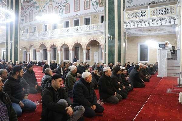 <p>Camilerde, hem kandil hem de "asrın felaketi" olarak nitelenen Kahramanmaraş merkezli depremlerde hayatını kaybedenler için Kur'an-ı Kerim okundu, dua edildi.</p>
<p> </p>