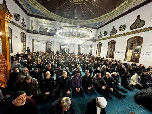 <p><strong>SAKARYA</strong></p>

<p>Sakarya'da kent genelindeki camilerde, Miraç Kandili dualarla idrak edildi.</p>

<p> </p>
