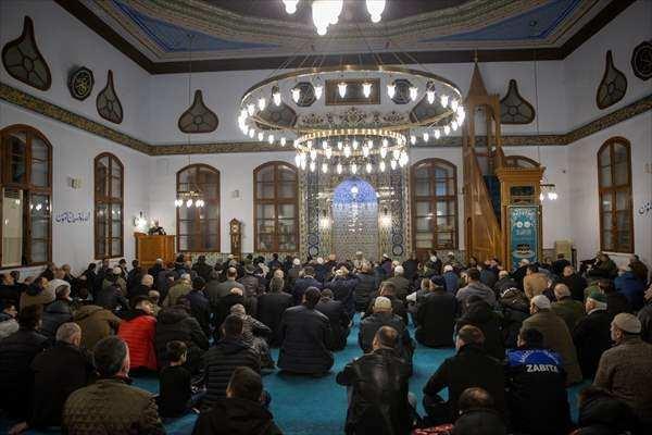 <p>Kandil programlarında, "asrın felaketi" olarak nitelenen Kahramanmaraş merkezli depremlerden etkilenenler için Kur'an-ı Kerim okundu, dua edildi.</p>
<p> </p>