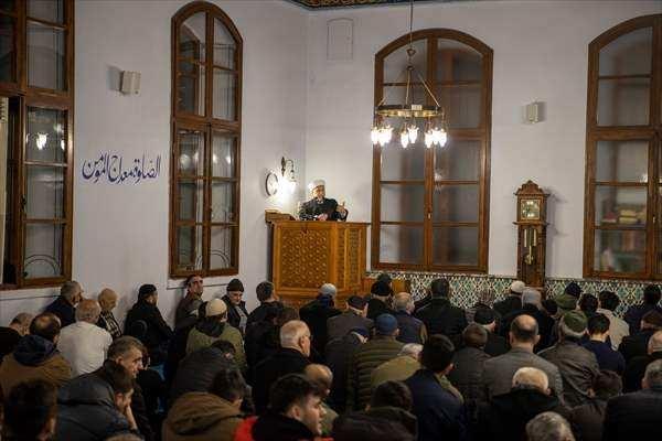 <p>Adapazarı ilçesindeki tarihi Orhan Camisi'nde de akşam namazının ardından başlayan programda, Kur'an-ı Kerim ve ilahiler okundu.</p>
<p> </p>