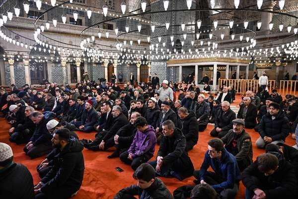 <p><strong>İSTANBUL</strong></p>
<p>İstanbul'da Miraç Kandili dualarla idrak edildi. İstanbul'da akşam ezanından itibaren Yeni Cami'ye gelen vatandaşlar, namaz kıldı. </p>