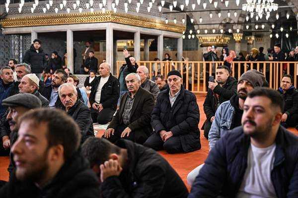 <p>Camilerde, hem kandil hem de 'asrın felaketi' olarak nitelenen Kahramanmaraş merkezli depremlerde hayatını kaybedenler için Kur'an-ı Kerim okundu, dua edildi.</p>