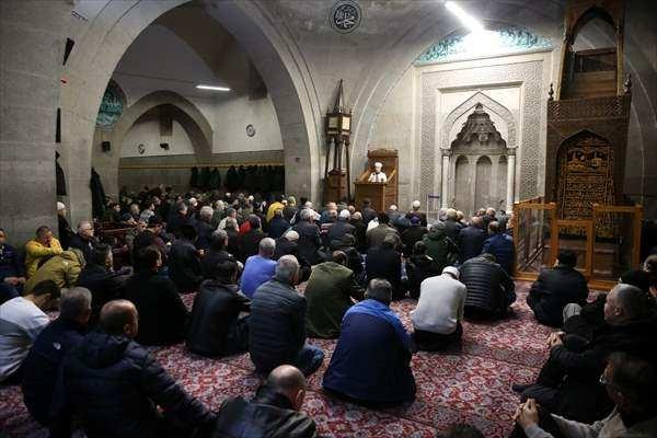 <p><strong>KAYSERİ</strong></p>

<p>Kayseri'de Hunat Camii'nde Miraç Kandili dolayısıyla program düzenlendi. Vatandaşlar programa katıldı, vaaz dinledi.</p>

<p> </p>
