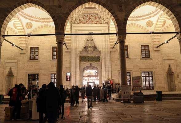 <p><strong>İSTANBUL / SULTANAHMET CAMİSİ</strong></p>

<p>İstanbul'da Miraç Kandili dualarla idrak edildi. İstanbul'da akşam ezanından itibaren Sultanahmet Camisi'ne gelen vatandaşlar, namaz kıldı. </p>

