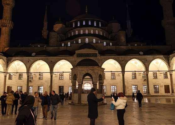 <p>Camilerde, hem kandil hem de 'asrın felaketi' olarak nitelenen Kahramanmaraş merkezli depremlerde hayatını kaybedenler için Kur'an-ı Kerim okundu, dua edildi.</p>
