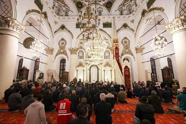 <p>Konak il&ccedil;esindeki tarihi Hisar Camii&rsquo;nde Kur'an-ı Kerim okundu ve 6 Şubat 2023'te meydana gelen Kahramanmaraş merkezli depremlerde ve Filistin'de hayatını kaybedenler i&ccedil;in dua edildi.</p>
