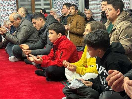 <p>Osmanlı Can Camii&rsquo;nde Kur'an-ı Kerim okundu ve 6 Şubat 2023'te meydana gelen Kahramanmaraş merkezli depremlerde ve Filistin'de hayatını kaybedenler i&ccedil;in dua edildi.</p>
