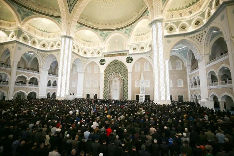 <p>Diyanet İşleri Başkanı Ali Erbaş, depremlerden sonra &uuml;lke olarak b&uuml;y&uuml;k bir dayanışma &ouml;rneği sergilendiğini s&ouml;yledi.</p>

<p>Erbaş, Cumhurbaşkanı Recep Tayyip Erdoğan'ın bir s&uuml;re &ouml;nce a&ccedil;ılışını yaptığı Şahinbey Millet Camisi'nde Mira&ccedil; Kandili dolayısıyla d&uuml;zenlenen programa katıldı.</p>
