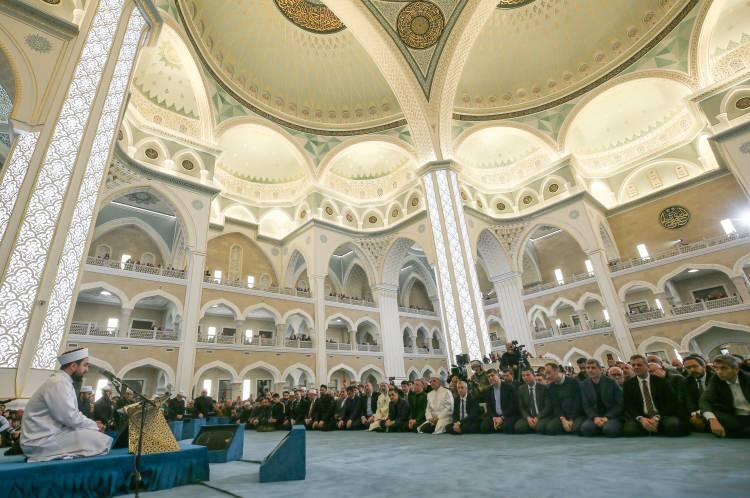 <p>Burada konuşan Erbaş, 6 Şubat'ta meydana gelen depremlerde hayatını kaybedenlere Allah'tan rahmet diledi. Erbaş, konuşmasını ş&ouml;yle s&uuml;rd&uuml;rd&uuml;:</p>

<p>"Ge&ccedil;en yıl bu vakitlerde yaşadığımız depremin acısı hala y&uuml;reklerimizde. Bu ağır afet karşısında milletimiz b&uuml;y&uuml;k bir dayanışma &ouml;rneği sergilemiştir. B&uuml;y&uuml;k fedakarlıkla, kadirşinaslıkla, yardımlaşma ile dayanışma ile yaraları sarmaya gayret edildi. Allah vefat edenlere rahmet eylesin. Diyanet İşleri Başkanlığı olarak bizler de depremin meydana geldiği ilk andan itibaren vakfımızla birlikte b&uuml;t&uuml;n imkanlarımızı vatandaşlarımızın hizmetine sunduk. Hizmetlerimizi 1 yıldır kesintisiz bir şekilde devam ettiriyoruz ve devam ettireceğiz inşallah. Depremin a&ccedil;tığı yaraların tam anlamıyla sarılabilmesi i&ccedil;in dayanışmamızı ve birliğimizi s&uuml;rd&uuml;rmek durumundayız.&rdquo;</p>
