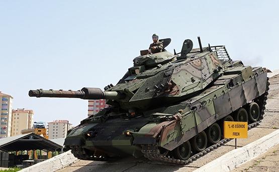 <p>Görgün, M60T tanklarının, sahip olduğu güçlü itki sistemleri, etkili ateş gücü ve dayanıklılığı ile bilindiğine dikkat çekerek, "Ülkemiz, bu tankları modernizasyon çalışmalarıyla güncelleyerek günümüz teknolojisine uyumlu hale getirmiştir. Atış kontrol sistemlerimizin, yurt dışı ihraç kalemi olarak satılmasıyla bu alandaki teknolojik üstünlüğümüz dünya ülkeleri tarafından da kabul edilmiştir. Tasarım ve üretim süreçlerinin yerli ve milli olarak yapılması, dünyada farklı konfigürasyonda yer alan tanklara bu sistemin uyumlandırılmasının önünü açmaktadır. ASELSAN başta olmak üzere projede emeği geçen tüm alt yüklenici firmalarımıza teşekkürlerimi sunuyorum" ifadelerini kullandı.</p>